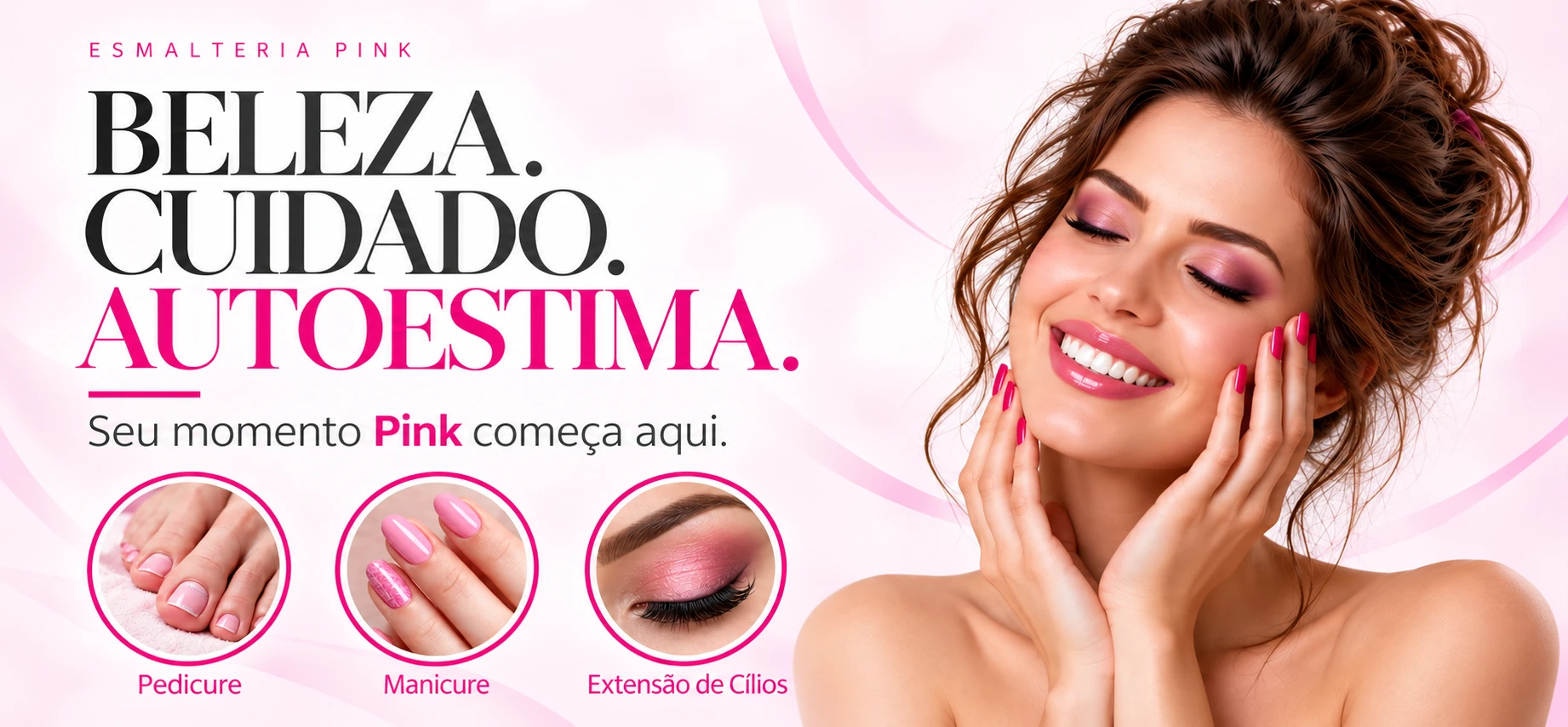 Modelo do destaque Pink, sorrindo com as mãos junto ao rosto e esmaltação rosa